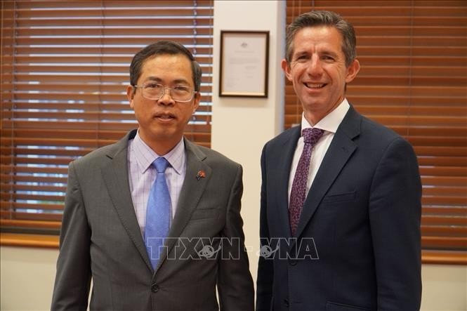 L’ambassadeur du Vietnam en Australie, Pham Hung Tâm (à gauche), et le sénateur Simon Birmingham, chef des relations extérieures de l’opposition australienne. Photo : VNA.