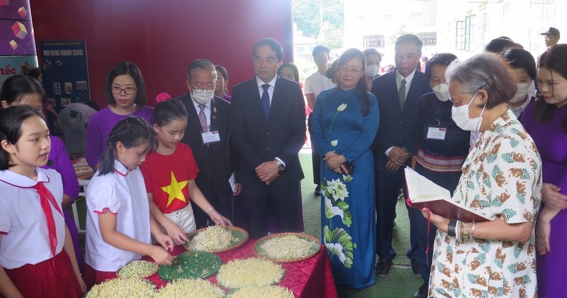 La princesse thaïlandaise Maha Chakri Sirindhorn visit l'école primaire Nam Cuong. Photo : VNA.