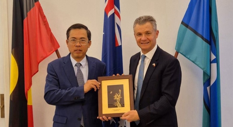 L'ambassadeur vietnamien en Australie, Pham Hung Tam (à gauche), et Matt Thistlethwaite, membre de la Chambre des représentants australienne et ministre adjoint de l'Immigration, le 15 août à Canberra. Photo: Ambassade du Vietnam en Australie.