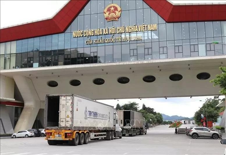 Le volume de marchandises transportées à travers le poste-frontière international Huu Nghi, dans la province vietnamienne de Lang Son, est très important. Photo: VNA.