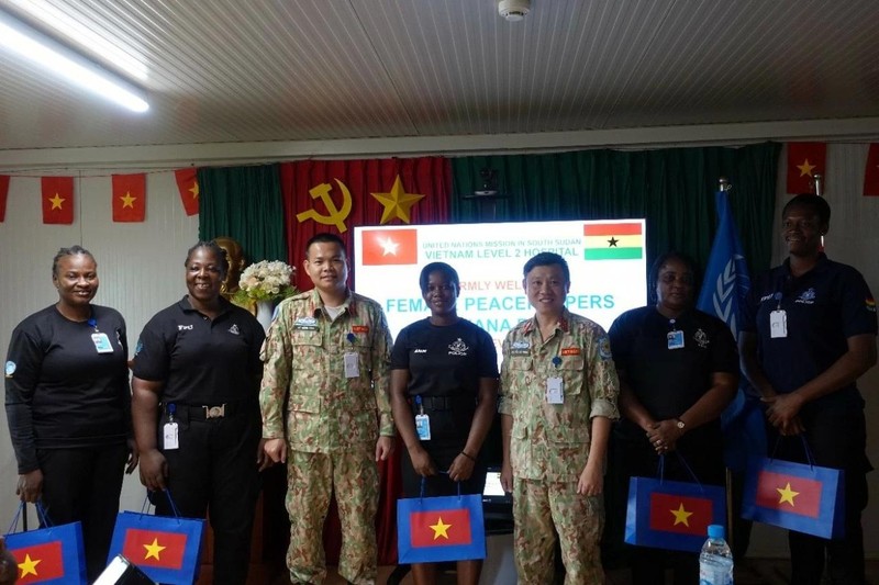 Le directeur de l'hôpital de campagne de niveau 2 no 5 du Vietnam, Nguyen Ha Ngoc, offre des cadeaux de souvenirs aux policières ghanéennes. Photo: Hôpital de campagne de niveau 2 n°5 