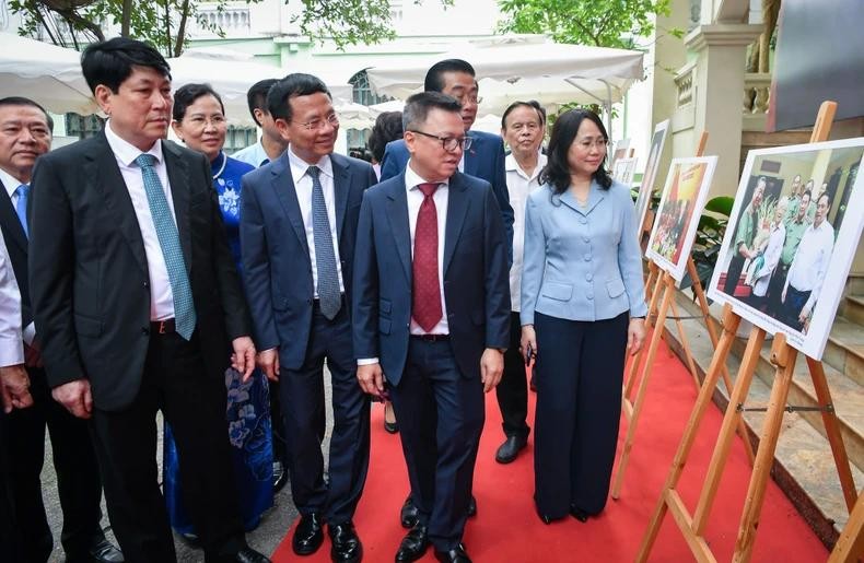 Le vernissage de l'exposition a vu la présence de nombreux dirigeants du Parti et des représentants de différents ministères et secteurs vietnamiens. Photo: Thanh Dat/NDEL.