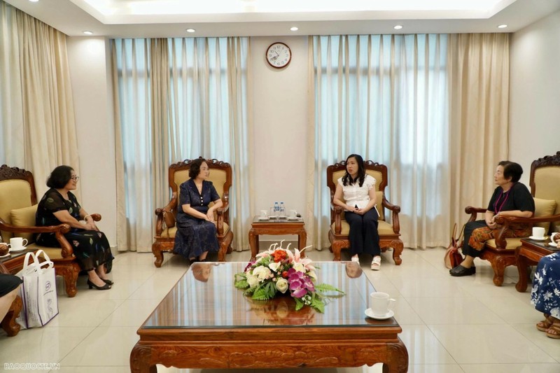 Vue générale de la rencontre entre Le Thi Thu Hang, vice-ministre vietnamienne des Affaires étrangères et chef du Comité d'État chargé des Vietnamiens résidant à l'étranger, et des représentantes de l'Association des femmes intellectuelles du Vietnam, le 20 août à Hanoï. Photo: baoquocte.vn