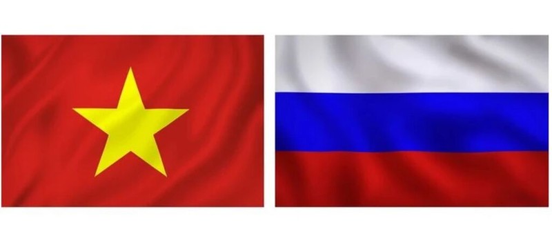 Drapeaux du Vietnam et de la Russie. 