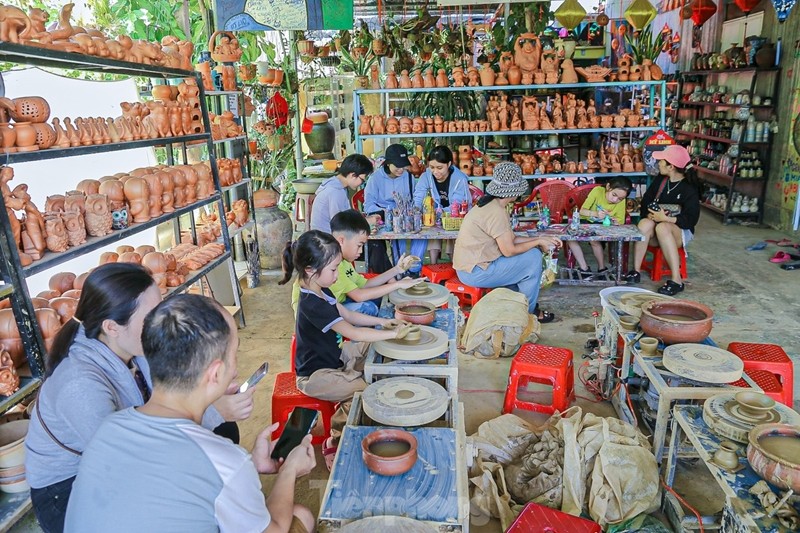 Le village de Thanh Hà est situé sur la rive du fleuve Thu Bôn, dans le quartier éponyme, à 3 km à l’ouest du centre de l’ancienne cité de Hoi An. 