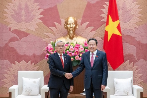 Trân Thanh Mân (droite) et Sommad Pholsena. Photo : quochoi.vn