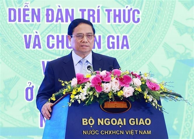 Le PM Pham Minh Chinh prend la parole lors de la séance plénière du Forum des intellectuels et experts vietnamiens à l'étranger 2024, le 22 août à Hanoï, Photo : VNA.