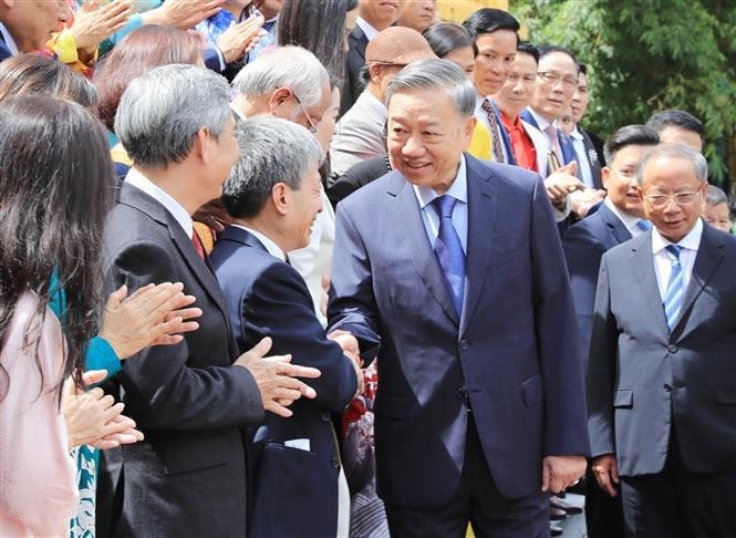 Le secrétaire général du Parti et président To Lam a rencontré le 22 août à Hanoï une délégation de l'Association des PME du Vietnam. Photo : VNA.