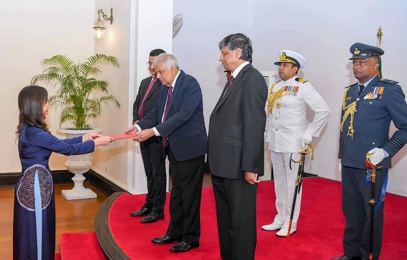 L’ambassadrice du Vietnam au Sri Lanka, Trinh Thi Tâm (à gauche), présente ses lettres de créance au Président sri lankais Ranil Wickremesinghe, le 21 août à Colombo. Photo : baoquocte.vn