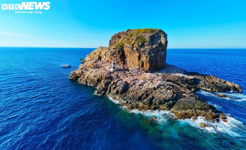 L’amer A9 est situé sur l’îlot Hon Ong Can, appartenant au groupe d'îles Hon Can, dans la commune de Nhon Ly, ville de Quy Nhon, province de Binh Dinh. 