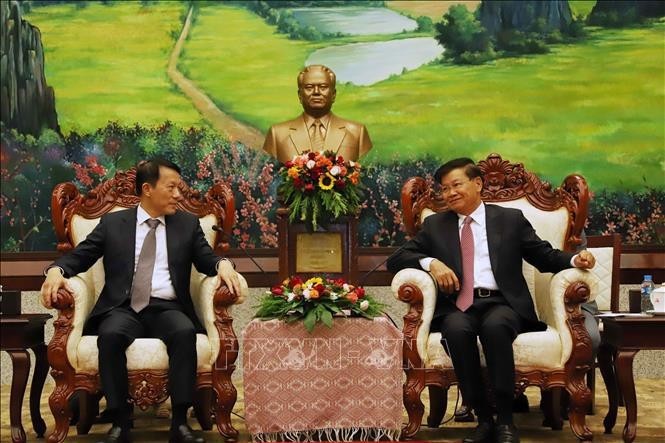 Le ministre vietnamien de la Sécurité publique Luong Tam Quang (à gauche) et le secrétaire général du Parti populaire révolutionnaire du Laos (PPRL) et président lao Thongloun Sisoulith, le 27 août à Vientiane. Photo : VNA.