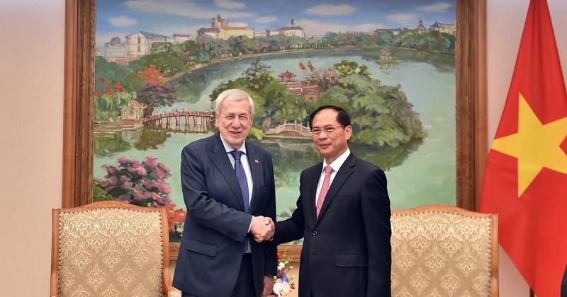 Le vice-Premier ministre et ministre vietnamien des Affaires étrangères, Bui Thanh Son (droite), et le ministre chilien des Affaires étrangères, Alberto Van Klaveren. Photo : VNA.