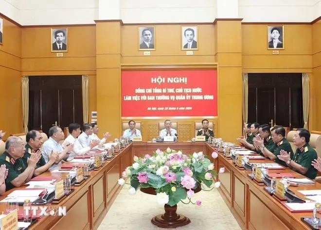 Séance de travail entre le secrétaire général du Parti et président vietnamien, To Lam, et la permanence de la Commission militaire centrale. Photo : VNA.