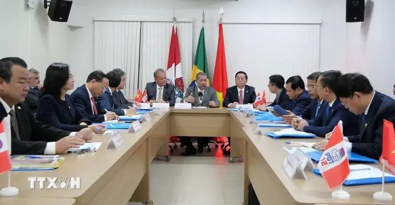 Séance de travail entre Nguyen Trong Nghia, président de la Commission centrale de la sensibilisation et de l’éducation du PCV, et le président du Parti démocratique travailliste, ministre de la Sécurité sociale du Bréseil, Carlos Lupi. Photo : VNA.