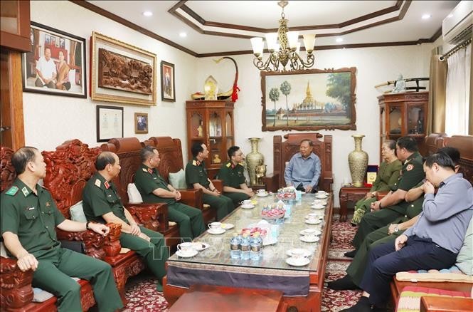 Le général de corps d’armée Trinh Van Quyêt et la délégation vietnamienne ont rendu visite à l'ancien secrétaire général du Parti et président du Laos, Bounnhang Vorachith. Photo : VNA.