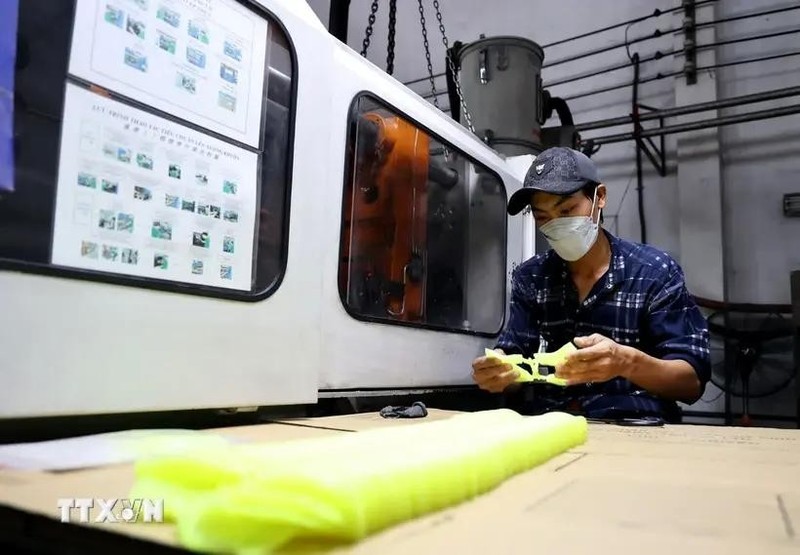 Un ouvrier fabrique des moules en plastique pour produire des chaussures en cuir dans une usine située à la ville de Thuan An, province de Binh Duong. Photo : VNA.