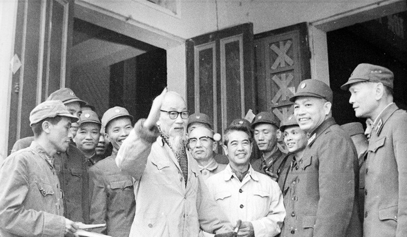 Le Président Hô Chi Minh rend visite aux troupes de défense aérienne et de l'armée de l'air, en février 1969. Photo : VNA.