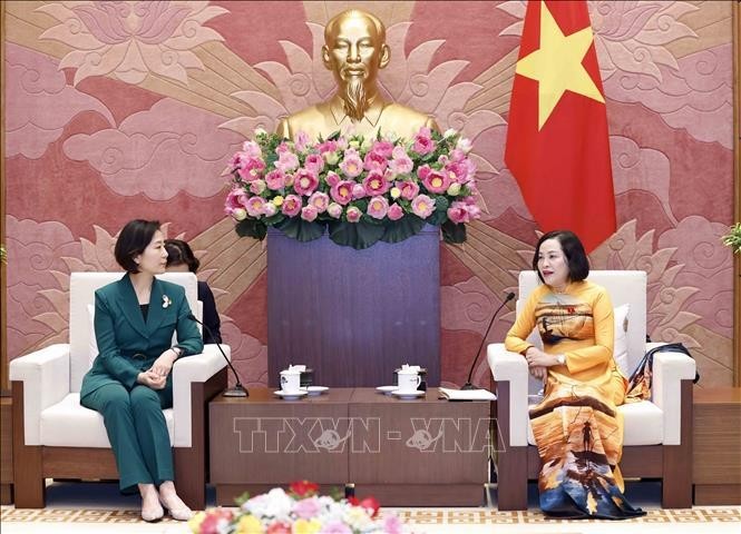 La vice-présidente de l'Assemblée nationale (AN) du Vietnam, Nguyen Thi Thanh (droite), et la ministre sud-coréenne des Petites et moyennes entreprises (PME) et des Startups, Oh Young Joo, le 28 août à Hanoï. Photo : VNA.