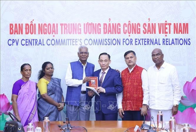 Le président de la Commission des relations extérieures du PCV, Lê Hoài Trung (3e à droite), et le secrétaire général du PCI, Doraisamy Raja, le 28 août à Hanoi. Photo : VNA.