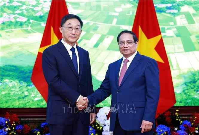 Le PM vietnamien Pham Minh Chinh (à droite) et le secrétaire du Comité du PCC de la région autonome Zhuang du Guangxi, Liu Ning, le 28 août à Hanoi. Photo : VNA.