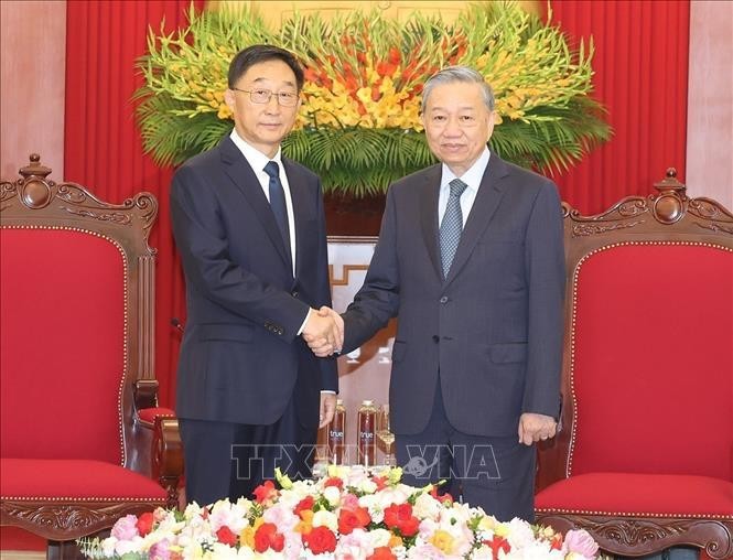 Le secrétaire général du PCV et président vietnamien Tô Lâm (à droite) et le membre du Comité central du PCC et secrétaire du Comité du PCC de la région autonome Zhuang du Guangxi, Liu Ning, le 28 août, à Hanoi. Photo : VNA.