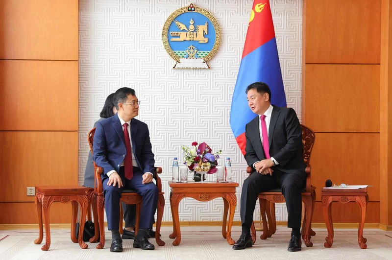 L’ambassadeur vietnamien en Mongolie, Nguyen Tuan Thanh (à gauche), et le Président mongol Ukhnaagiin Khurelsukh, le 28 août à Oulan-Bator. Photo: baoquocte.vn