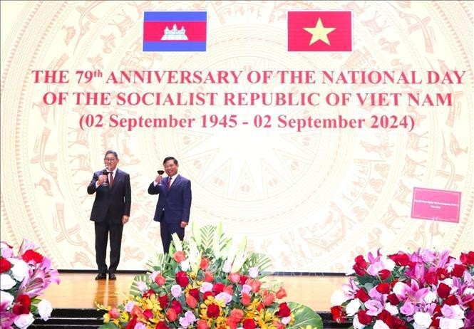 L'ambassadeur vietnamien au Cambodge, Nguyen Huy Tang (droite), et le vice-Premier ministre et ministre cambodgien des Affaires étrangères et de la Coopération internationale, Sok Chenda Sophea. Photo : VNA.