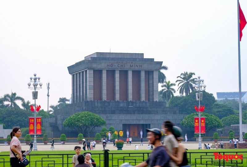 En l'honneur du le 79e anniversaire de la Révolution d'Août (19 août) et de la Fête nationale (2 septembre), les rues de Hanoï sont décorées de drapeaux, de fleurs, de banderoles et de nombreuses images impressionnantes. Photo : Toquoc.