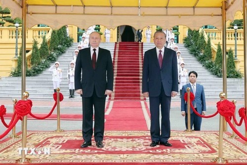 Les Présidents vietnamien Tô Lâm (droite) et russe Vladimir Poutine. Photo : VNA.