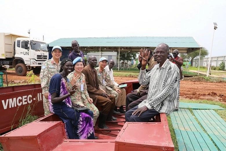 La joie des gens en recevant le bateau réparé. Photo : Corps du génie de l'Armée vietnamienne .