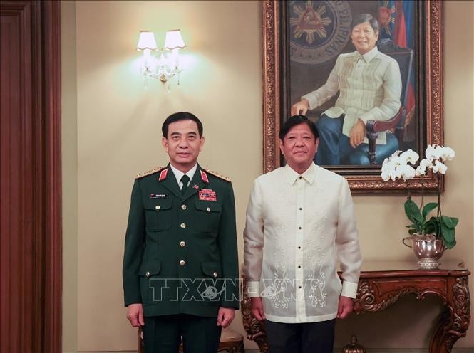 Le général Phan Van Giang (gauche) a rendu le 30 août une visite de courtoisie au président philippin Ferdinand Romualdez Marcos Jr. Photo : VNA