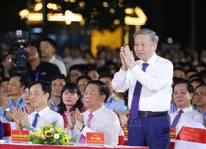 Le secrétaire général du Comité central du Parti communiste du Vietnam et président de la République, Tô Lâm, assiste à l'événement artistique spécial. Photo : VNA.