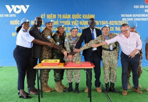 Les casques bleus vietnamiens et les invités internationaux. Photo : VOV.