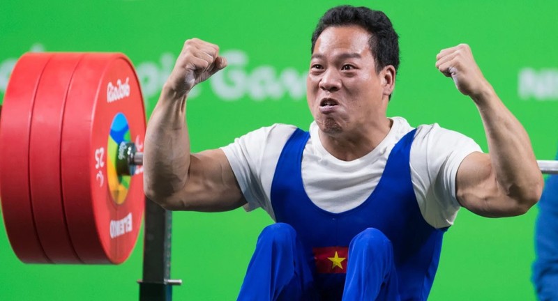 Le para-haltérophilie vietnamien Lê Van Công en compétition aux Jeux Paralympiques de Paris 2024. Photo: VNA