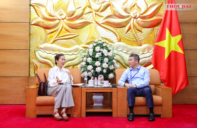 Le président de l'Union des organisations d'amitié du Vietnam, Phan Anh Son (à droite), et la coordonnatrice résidente des Nations Unies au Vietnam, Pauline Tamesis. Photo: thoidai