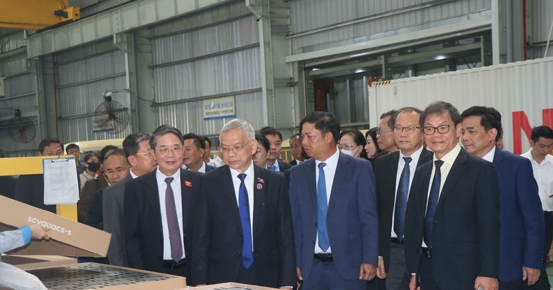 Le vice-président de l’Assemblée nationale du Vietnam Nguyên Duc Hai et son homologue lao Sommad Pholsena visitant l’usine de composants automobiles de THACO. Photo : VNA