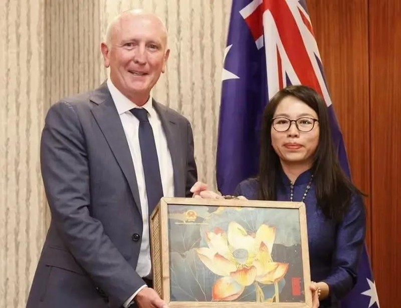 La consule générale du Vietnam dans l'État d'Australie-Occidentale et le Territoire du Nord de l'Australie Nguyen Thanh Ha et le ministre des Services d'urgence, de l'Innovation, de l'Économie numérique, de la Science et de la Recherche médicale, Stephen Dawson. Photo: VNA