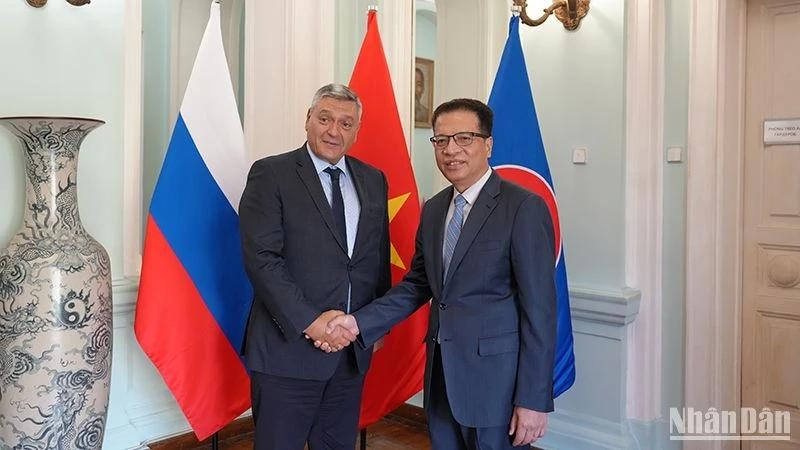 L’ambassadeur vietnamien en Russie Dang Minh Khoi (à droite) et le vice-ministre russe des Affaires étrangères Andreï Rudenko, le 4 septembre à Moscou. Photo: NDEL.