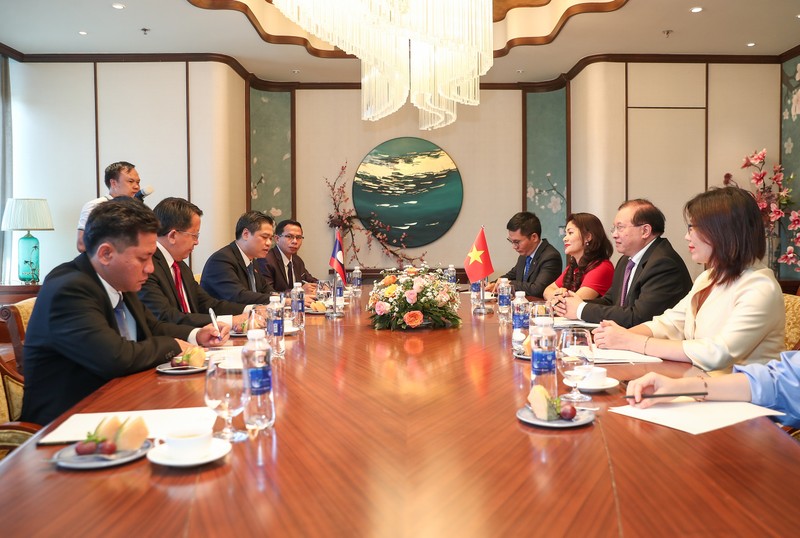 Séance de travail entre le vice-ministre vietnamien de la Culture, des Sports et du Tourisme, Ta Quang Dong, et le vice-ministre laotien de l'Information, de la Culture et du Tourisme, Kouamoua Vansy, le 3 septembre à Quy Nhon. Photo: toquoc