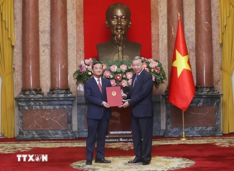 Le secrétaire général du Parti communiste du Vietnam et président de la République To Lam (à droite) a remis une décision sur la nomination de Nguyen Minh Tam, chef adjoint de la Commission centrale des relations extérieures du Parti, en tant qu'ambassadeur du Vietnam au Laos.Photo : VNA