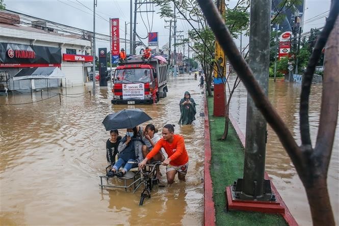 Personnes évacuées des zones inondées après le passage du typhon Yagi dans la province de Rizal, aux Philippines, le 2 septembre 2024. Photo : Xinhua/VNA.