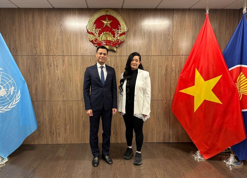 L'ambassadeur Dang Hoang Giang, chef de la Mission permanente du Vietnam auprès des Nations Unies (à gauche), et Amanda Nguyen, une Américaine d'origine vietnamienne, le 5 septembre à New York. Photo: VOV. 