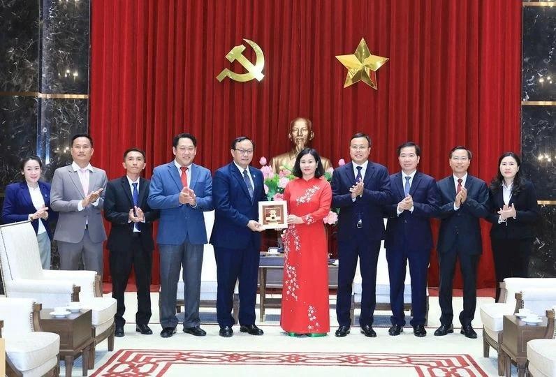 Nguyen Thi Tuyen, membre du Comité central du Parti communiste du Vietnam et secrétaire adjointe permanente du Comité municipal du Parti de Hanoï, remet un cadeau souvenir à la délégation de la Fédération des syndicats de Vientiane (Laos), le 9 septembre à Hanoï. Photo: baoquocte.vn