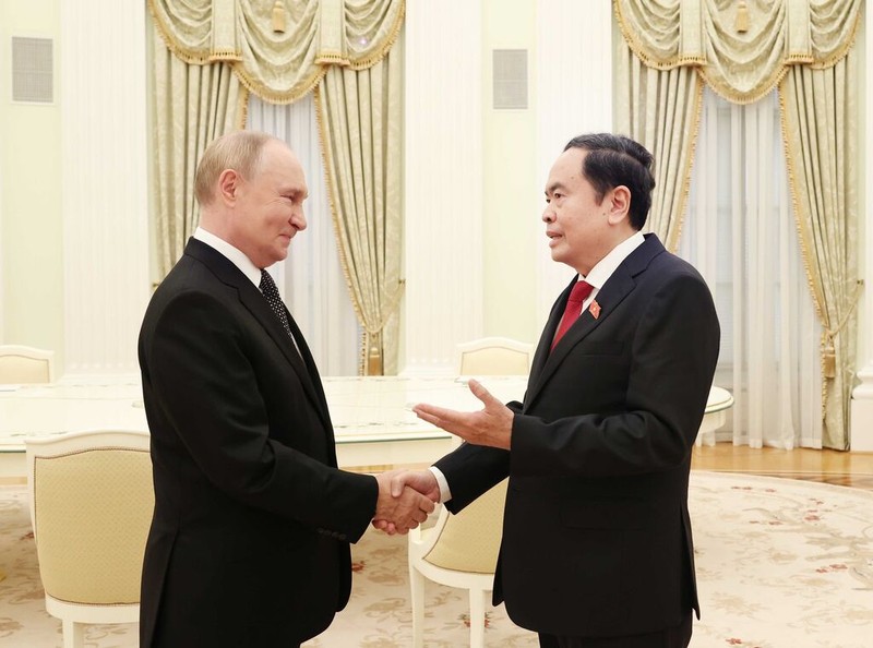 Le président de l'AN vietnamienne Trân Thanh Mân (à droite) et le président russe Vladimir Poutine, le 10 septembre à Moscou. Photo: VNA.