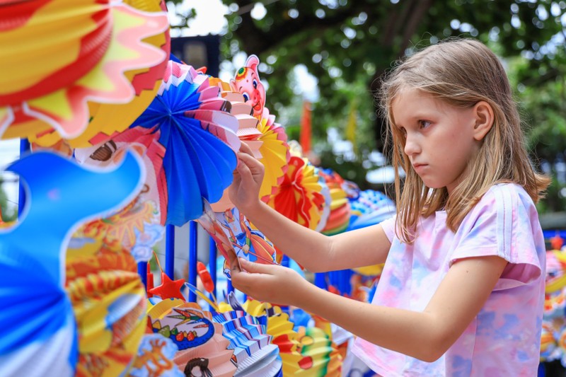 La fête de la mi-automne est une bonne occasion pour les enfants étrangers de découvrir la culture vietnamienne. Photo : baokhanhhoa.vn.