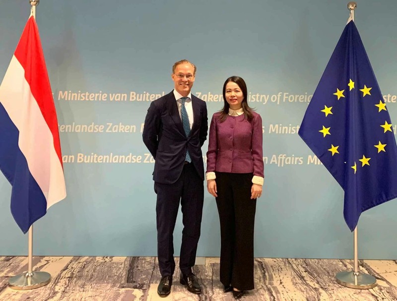 La vice-ministre vietnamienne des Affaires étrangères Nguyen Minh Hang (à droite) et le prince Jaime de Bourbon de Parme, qui est également envoyé spécial du gouvernement néerlandais pour le climat. Photo: baoquocte. 