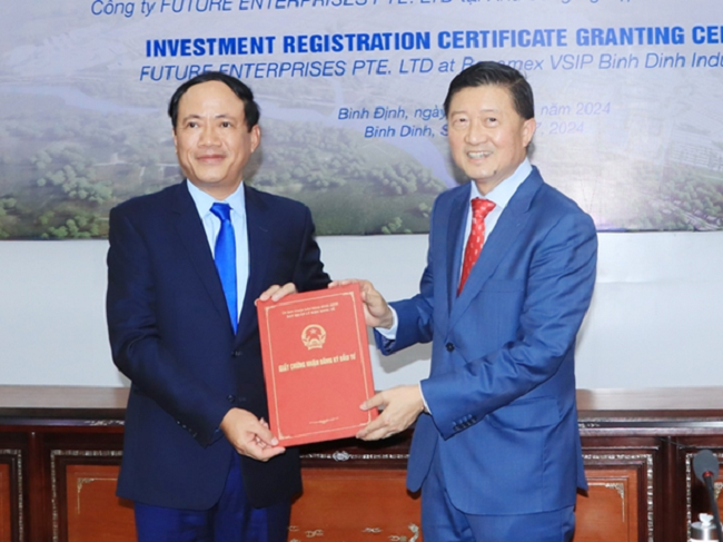 Remise de la licence d'investissement au groupe singapourien Food Empire Holdings pour son projet de construction d’une usine de café soluble lyophilisé, le 17 septembre à Binh Dinh. Photo: binhdinh.gov.vn