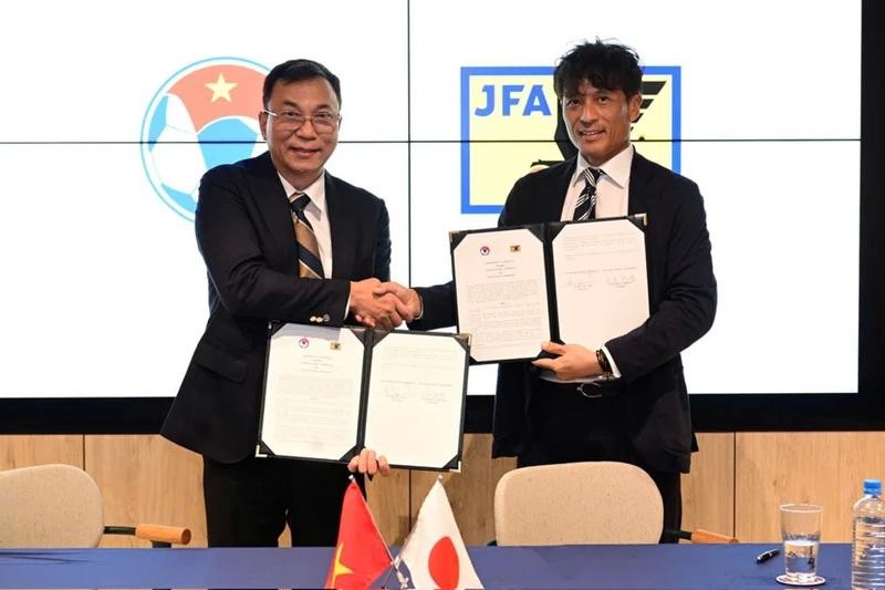 Cérémonie de signature d'un accord de coopération entre la Fédération vietnamienne de football (VFF) et la Fédération japonaise de football (JFA), le 18 septembre à Tokyo. Photo: JFA.