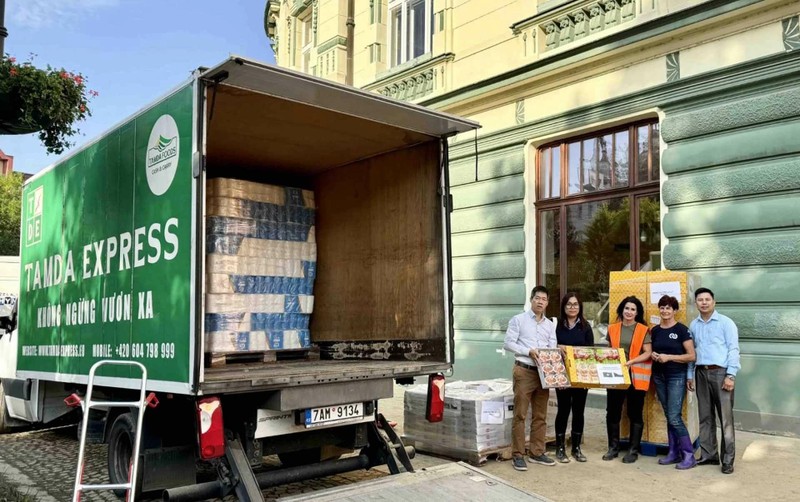 Les représentants de l’ambassade du Vietnam en République tchèque remettent des cadeaux aux autorités des trois provinces tchèques gravement touchées par les inondations. Photo: Ambassade du Vietnam en République tchèque.