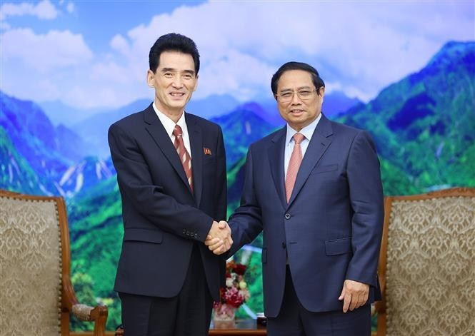 Le Premier ministre Pham Minh Chinh (droite) et l'ambassadeur de la République populaire démocratique de Corée (RPDC), Ri Sung Guk. Photo : VNA.